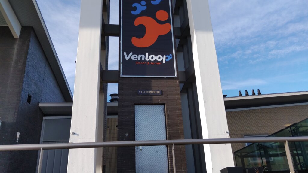 Sign above a tower entrance with the text "Stationsplein"